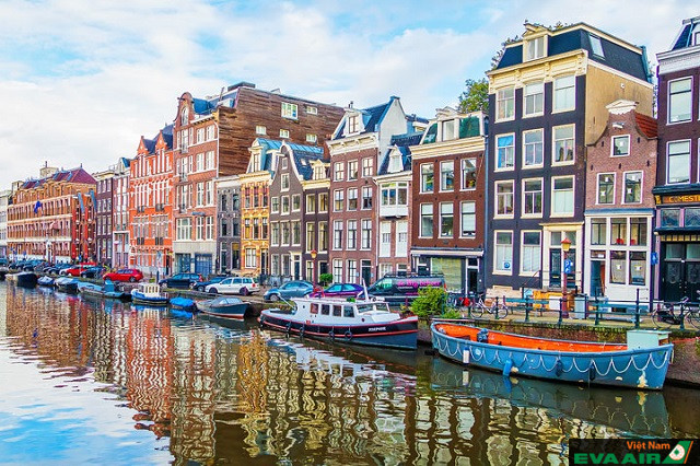 Bạn có thể chọn hình thức du thuyền để khám phá cảnh đêm của thành phố Amsterdam xinh đẹp