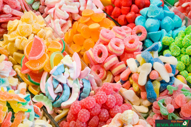 Bạn đừng nên ăn các loại kẹo có đường vì chúng sẽ dễ khiến cho dạ dày của bạn bị đầy hơi và sưng phù