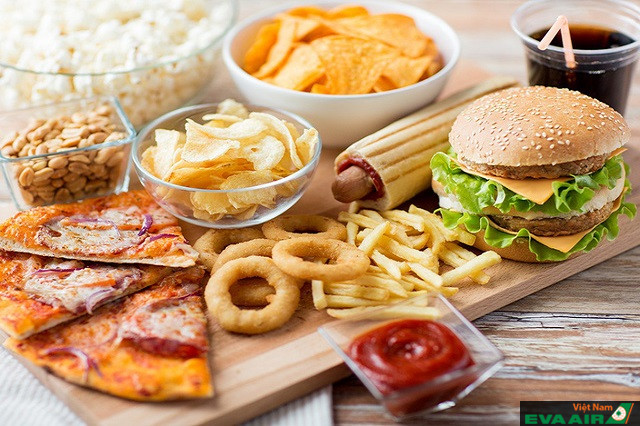 Các loại đồ ăn nhanh có chứa nhiều dầu mỡ và chất đạm chính là nguyên nhân khiến dạ dày của bạn khó chịu khi đi máy bay