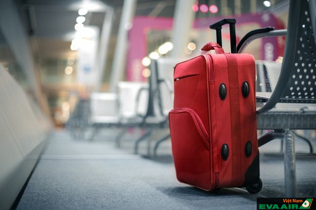 Bạn nên lựa chọn những chiếc vali màu sáng một chút để có thể dễ dàng nhận diện chúng giữa đống hành lý hỗn độn