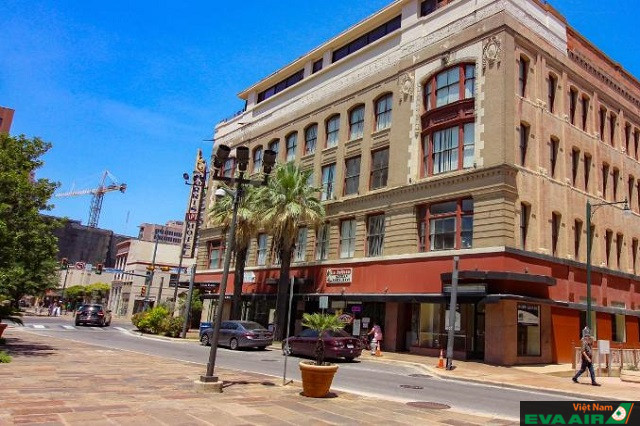 Main Plaza là một trong những trung tâm nghệ thuật và văn hóa nổi tiếng ở San Antonio