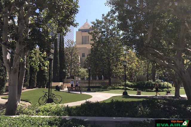 Maguire Gardens là một trong những hệ sinh thái trù phú và ấn tượng tại Los Angeles