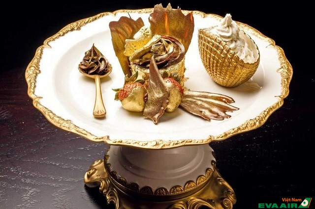 Cupcake dát vàng là một món ăn đắt đỏ, độc đáo chỉ có ở thành phố Abi Dhabi xinh đẹp