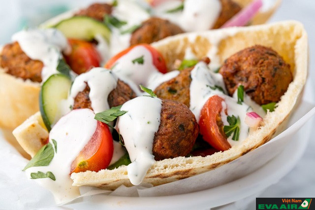 Falafel là món ăn nổi tiếng ở Abu Dhabi được nhiều thức khách yêu thích bởi hương vị hấp dẫn và màu sắc vô cùng bắt mắt