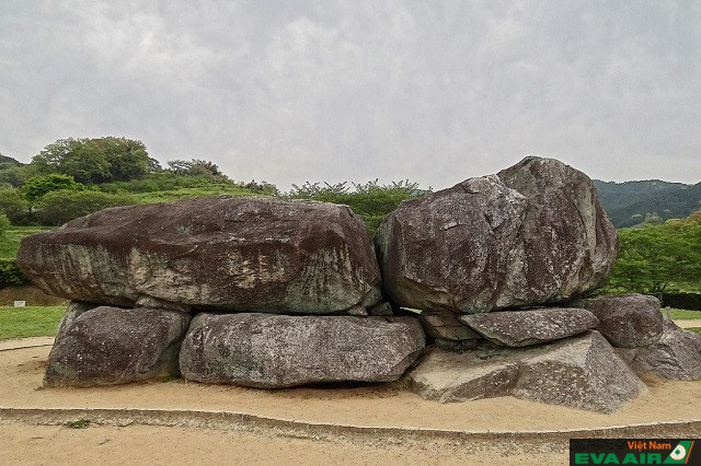 Ishibutai Kofun nổi bật với một lăng mộ bằng đá, nặng khoảng 2300 tấn