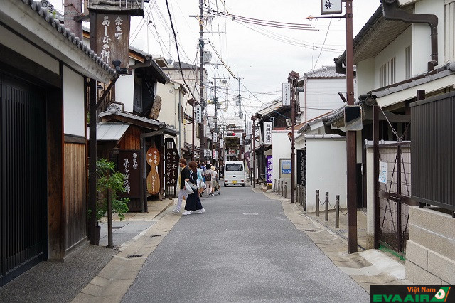 Nara-machi là một ngôi làng cổ kính, lưu giữ lại nhiều nét đẹp trong văn hóa mua bán, ăn uống và cuộc sống của người Nhật Bản xa xưa