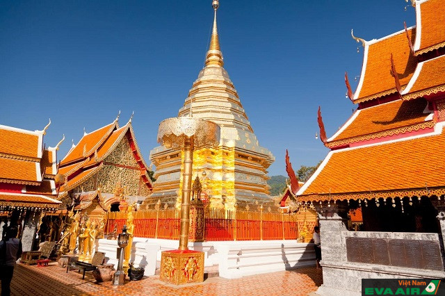 Khuôn viên chùa có bảo tháp mạ vàng rực rỡ mà du khách có thể nhìn thấy từ xa