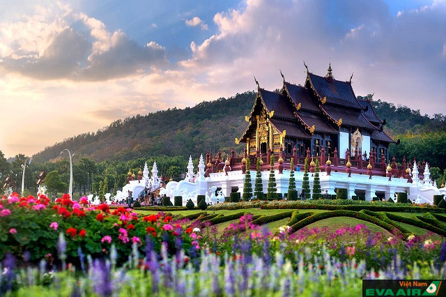 Vẻ đẹp hài hòa của cung điện và thiên nhiên với sắc hoa tươi thắm