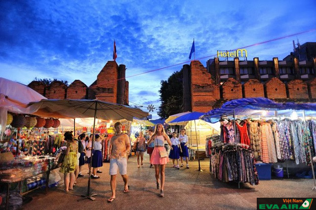 Phố đi bộ Tha Phae là nơi mà bạn tìm thấy nhiều hoạt động giải trí khác nhau