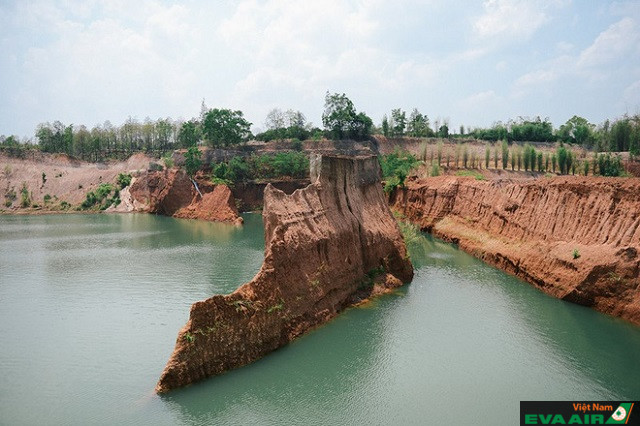 Bạn có thể chọn cho mình vị trí ưng ý để ngồi lại ngắm cảnh sơn thủy hữu tình