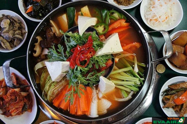 Lẩu đậu hũ chiên Halmae là một món ăn hấp dẫn mà bạn nên thưởng thức khi du lịch tại Busan