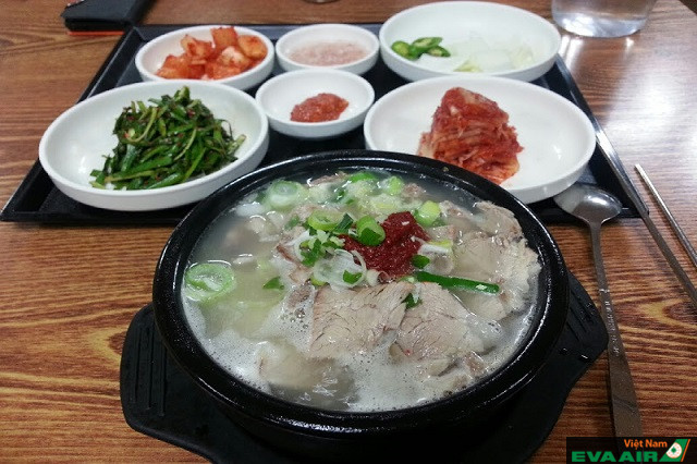 Dwaeji gukbap được biết đến là một món canh thịt lợn vô cùng hấp dẫn, giàu dinh dưỡng và phổ biến ở Busan