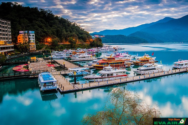 Hồ Nhật Nguyệt là nơi được lựa chọn để tổ chức lễ hội bơi lội vào mùa thu