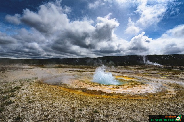 Sức nóng của magma từ ngọn núi lửa bên dưới suối vàng tại công viên quốc gia Yellowstone