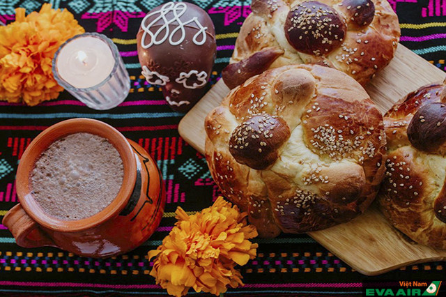Pan de muerto là món bánh khá nổi tiếng trong ngày Halloween ở Mexico
