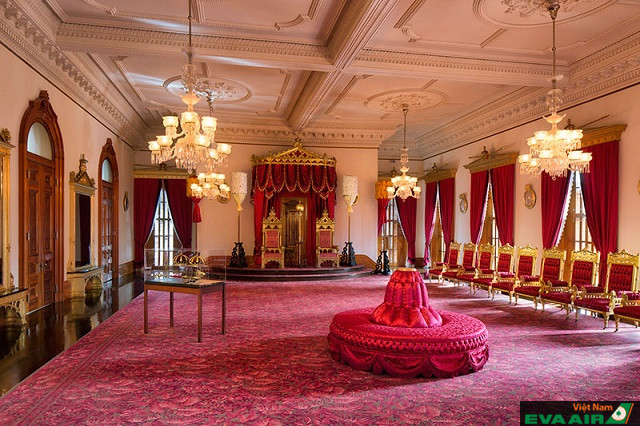 Nội thất bên trong cung điện hoàng gia được bày trí tuyệt đẹp và thanh lịch