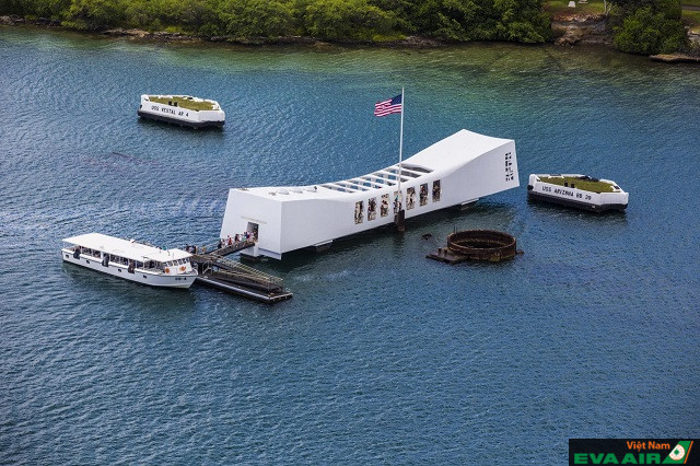 Nếu bạn muốn ngắm các chiến hạm và máy bay dùng trong trận chiến năm xưa, hãy đến tham quan Pearl Harbor