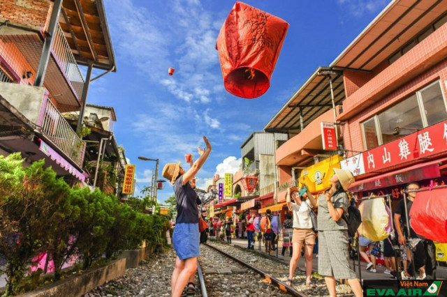 Du lịch Thập Phần nhất định đừng bỏ lỡ cơ hội được thả đèn trời và cầu mong cho điều ước của mình thành hiện thực nhé!