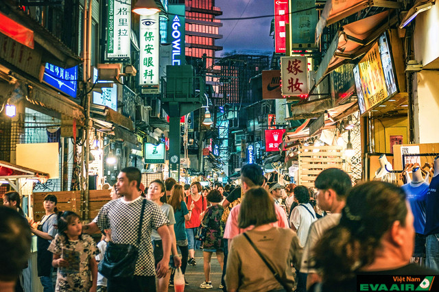 Là khu chợ nổi tiếng của thành phố, chợ đêm Shilin luôn tấp nập du khách và kẻ mua người bán
