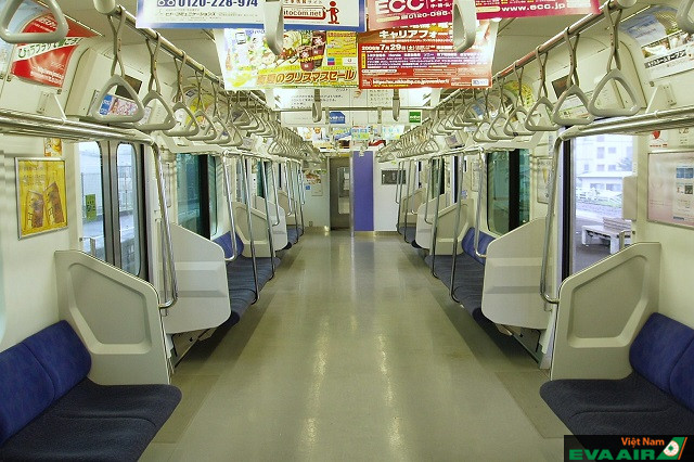 Không gian bên trong tàu điện ở Nhật Bản