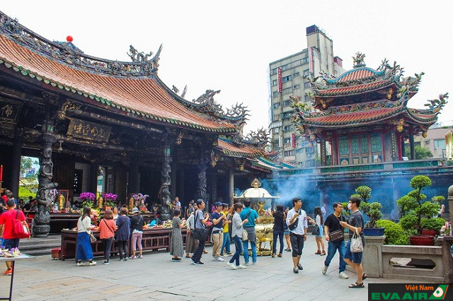 Chùa Longshan Mengjia là điểm cầu nguyện nổi tiếng tại Đài Bắc