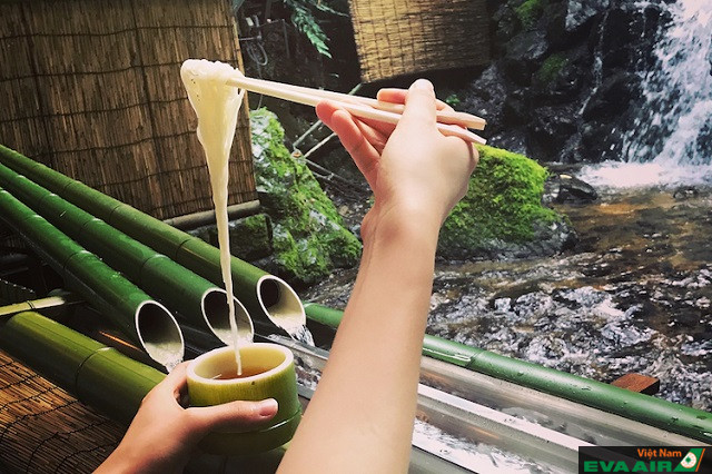 Mì trôi ống tre là món ăn mùa hè điển hình của Nhật Bản, xuất hiện khá nhiều trên các bộ phim hoạt hình của Nhật
