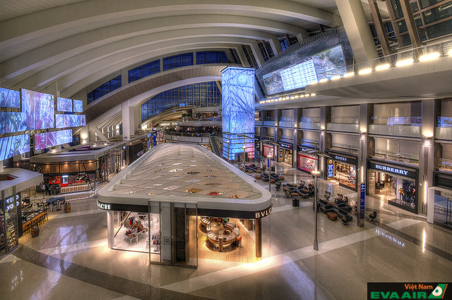 Khu vực mua sắm ở nhà ga số 2 của sân bay Los Angeles