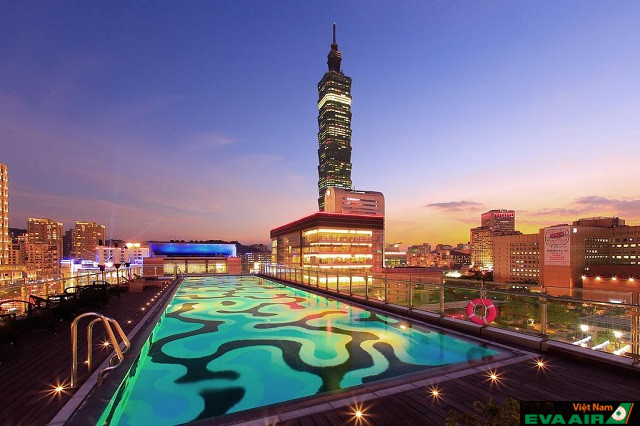 Khi thư giãn tại hồ bơi sky view của khách sạn, bạn có thể ngắm được cả tòa nhà Taipei 101