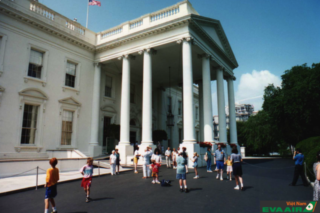 Du khách hoàn toàn có thể tham quan Nhà Trắng bằng cách mua các tour du lịch