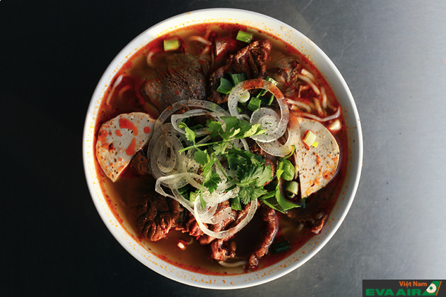 Ghé thăm chợ bạn cũng đừng bỏ lỡ cơ hội thưởng thức các món ăn Việt Nam nhé
