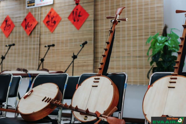 Nhạc cụ truyền thống Việt Nam luôn có một sức hấp dẫn đặc biệt đối với du khách quốc tế