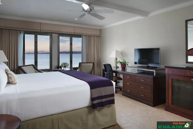 Không gian phòng nghỉ tại khách sạn Monterey Plaza Hotel & Spa