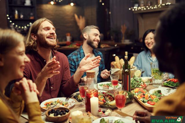 Vị trí ngồi cũng là cách để nói lên văn hoá ứng xử trong bàn ăn của người Mỹ
