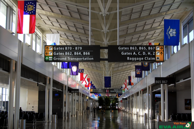 Không gian hiện đại bên trong nhà ga sân bay quốc tế Washington Dulles