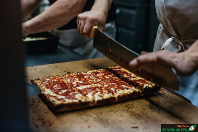Pizza kiểu Detroit có hình chữ nhật đặc trưng, khi ăn sẽ được cắt thành từng miếng vuông hoặc chữ nhật nhỏ