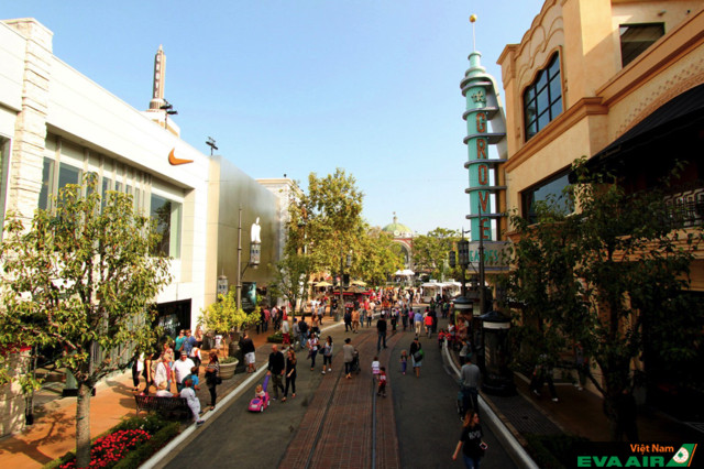 Rodeo Drive là một trong những con phố mua sắm hàng đầu ở Los Angeles