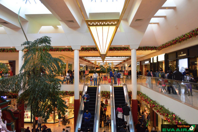 South Coast Plaza luôn thu hút nhiều du khách đến mua sắm và tham quan