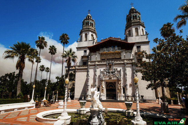 Lâu đài Hearst Castle thu hút du khách bởi kiến trúc đẹp mắt và sân vườn rộng