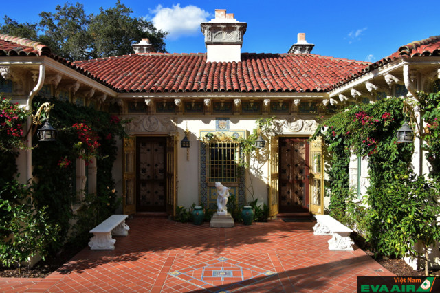 Một góc không gian bên trong nhà khách Casa del Mar của lâu đài Hearst Castle