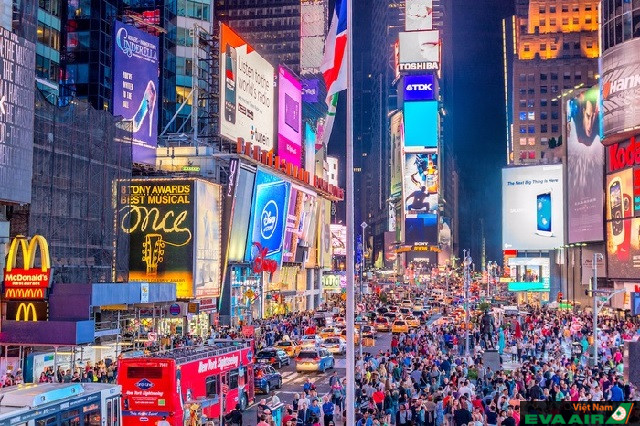 Times Square – phố đi bộ đông đúc của New York