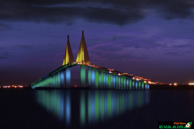 Cầu Sunshine Skyway có kiến trúc tựa như những cánh buồm khổng lồ