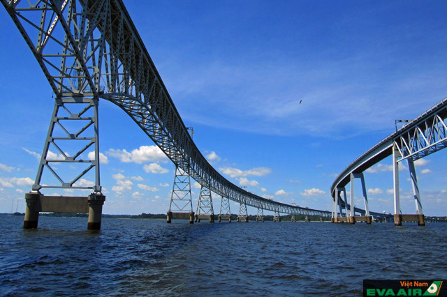 Cầu Vịnh Chesapeake là cấu trúc thép chạy liên tục trên mặt nước dài nhất thế giới