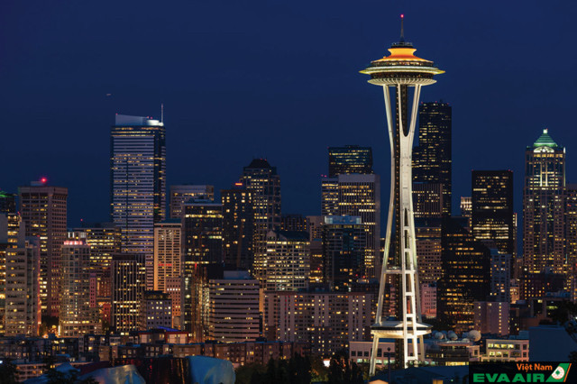 Khi về đêm, toà tháp Space Needle càng trở nên lộng lẫy hơn