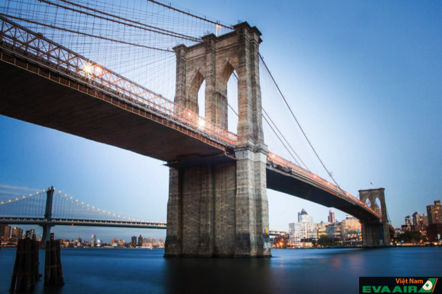 Cầu Brooklyn nối liền hai quận của New York qua sông Đông