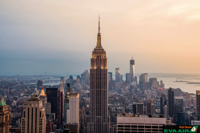 Empire State nằm nổi bật giữa thành phố New York hiện đại