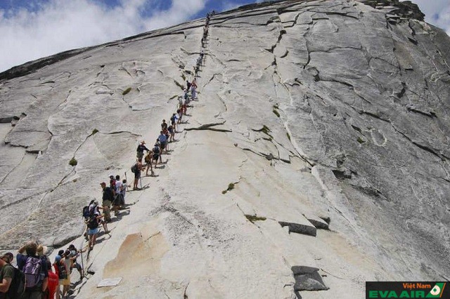 Tuy nguy hiểm nhưng vẫn có nhiều người tới Half Dome để khám phá