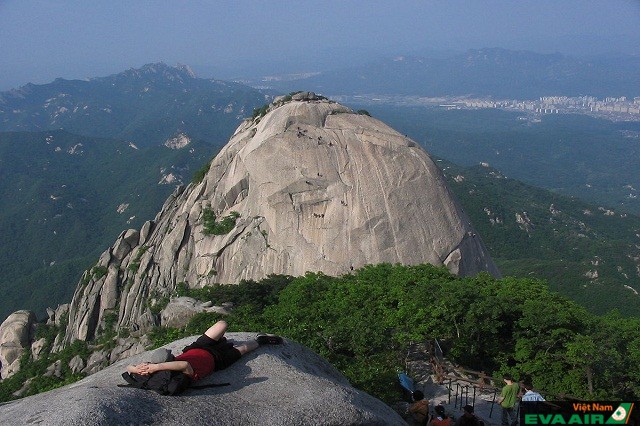 Núi Bukhansan được ví như “lá phổi của thủ đô”, là nơi lý tưởng để bạn có thể “thâu tóm” thủ đô Seoul trong tầm mắt mình