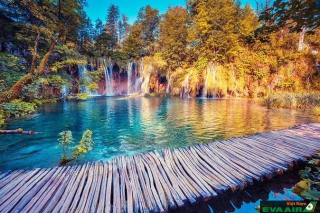 Nằm ở vườn quốc gia Plitvice Lakes, hồ Plitvice là điểm đến được nhiều du khách ghé qua