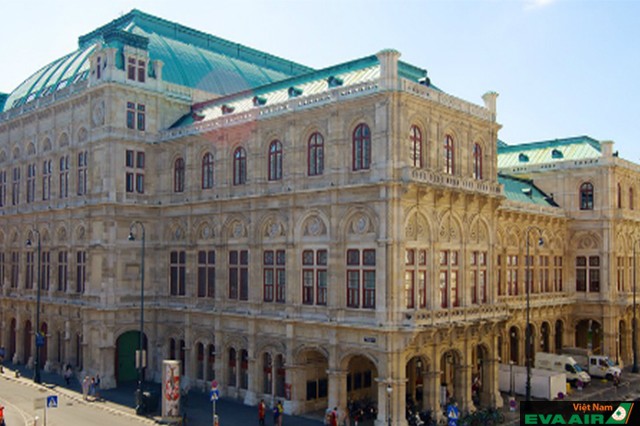 Nhà hát Opera quốc gia Vienna, nhà hát lớn đầu tiên ở Vienna