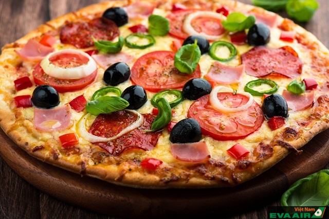 Pizza tại đây phong phú với các loại nhân đa dạng bọc thêm lớp phô mai béo ngậy